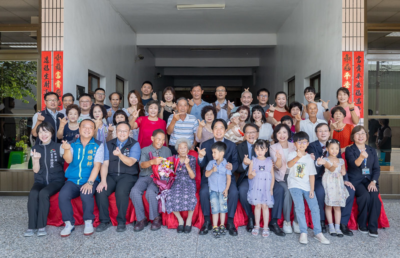 賴總統探望百歲人瑞洪李英嬌阿婆及陳活森老先生 祝福全國長輩重陽節快樂