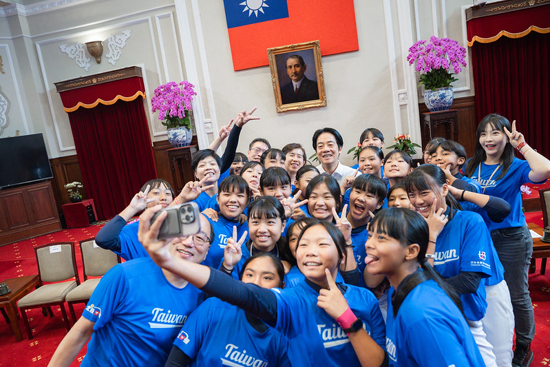 賴總統接見U16女壘賽冠軍北投國中代表隊 勉勇敢追夢展現堅韌耀眼實力