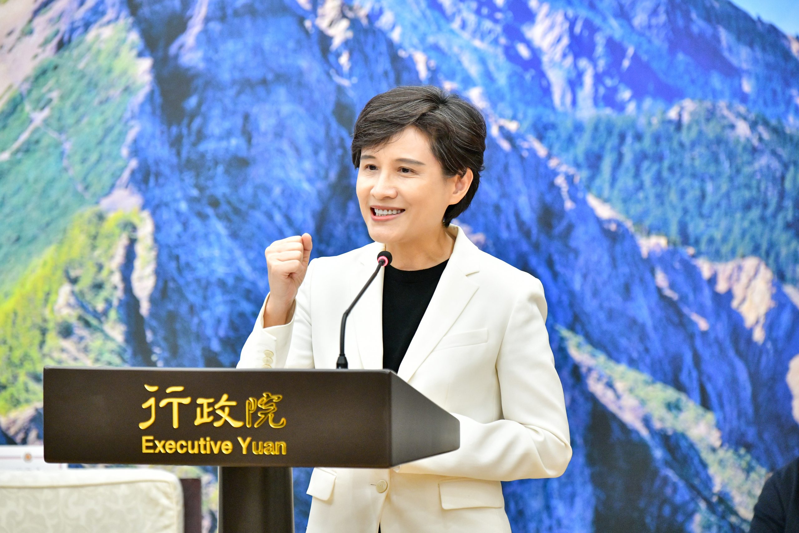 接見十大傑出青年 鄭麗君：感謝當選人為社會奉獻 政府努力成青年後盾