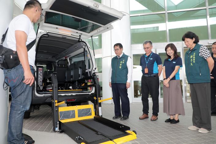 桂盟關懷公益基金捐贈2輛復康巴士 黃偉哲感謝攜手守護身障交通權益