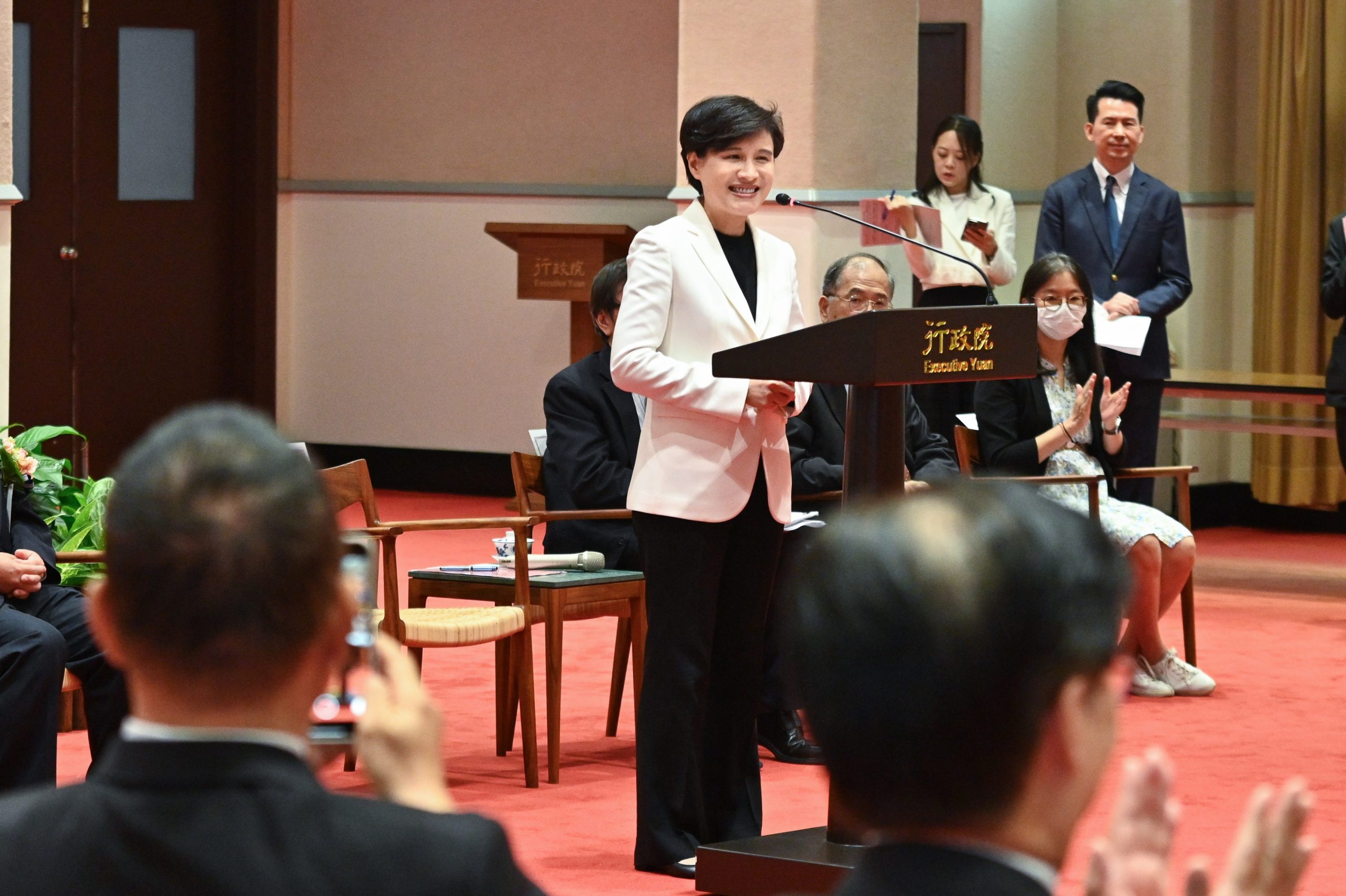 接見第35屆醫療奉獻獎得獎人 鄭麗君感謝無私奉獻 守護國人身心靈健康