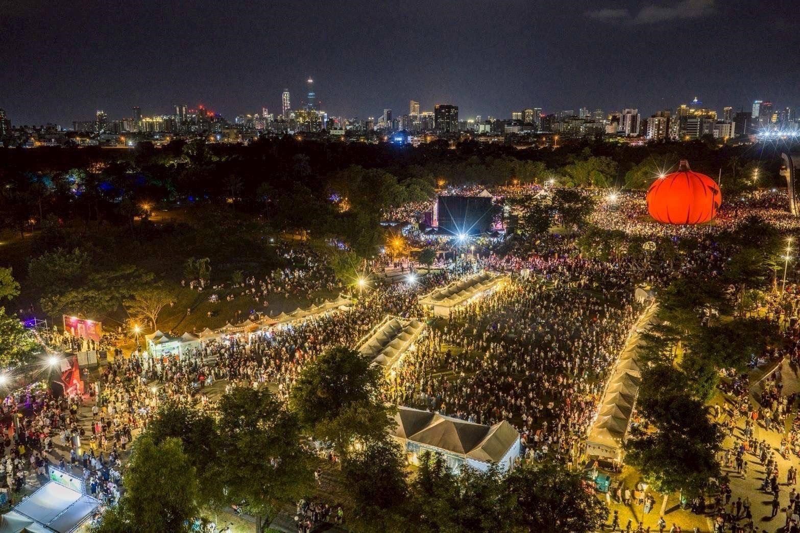 2025高雄萬聖節首度移師衛武營 吸引30萬人潮 陳其邁「地味」裝扮現身