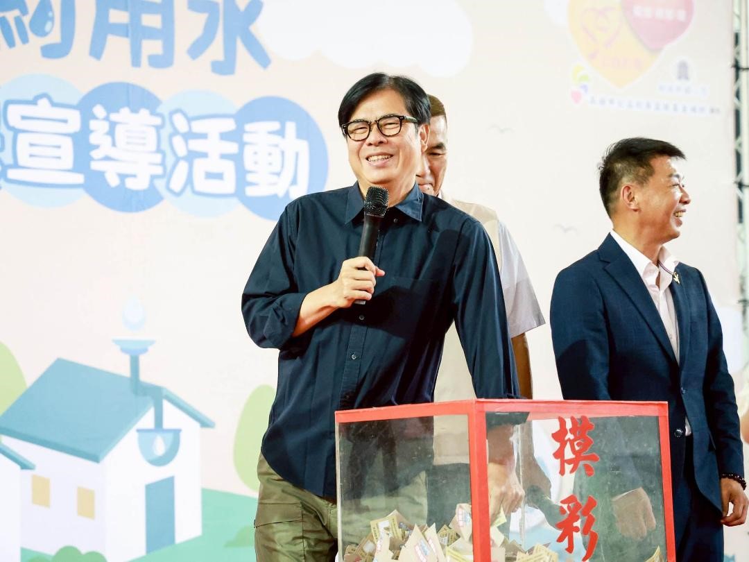 出席小港區重陽敬老聯歡會 陳其邁與長輩互動同樂 加送3台電視及紅包