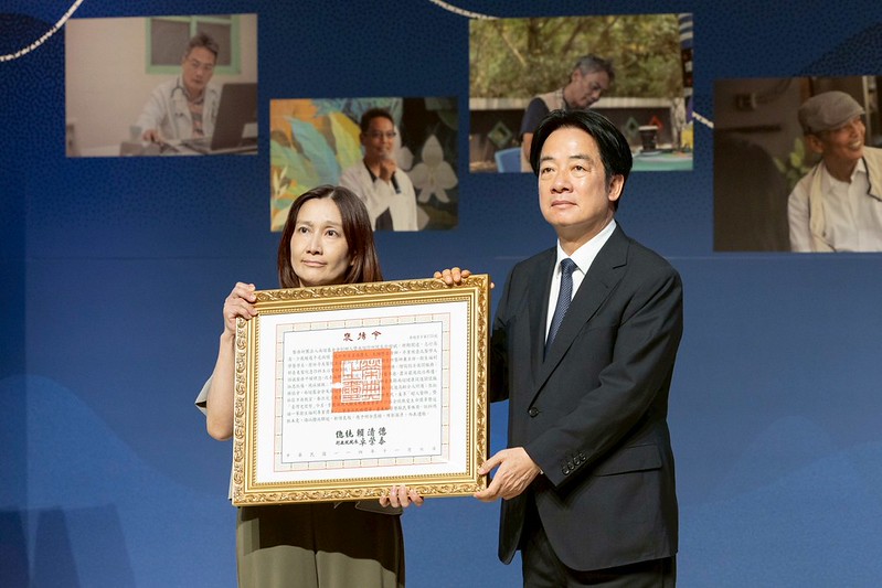 賴總統親頒褒揚令 表彰「超人醫師」徐超斌為提升偏鄉醫療資源奉獻一生