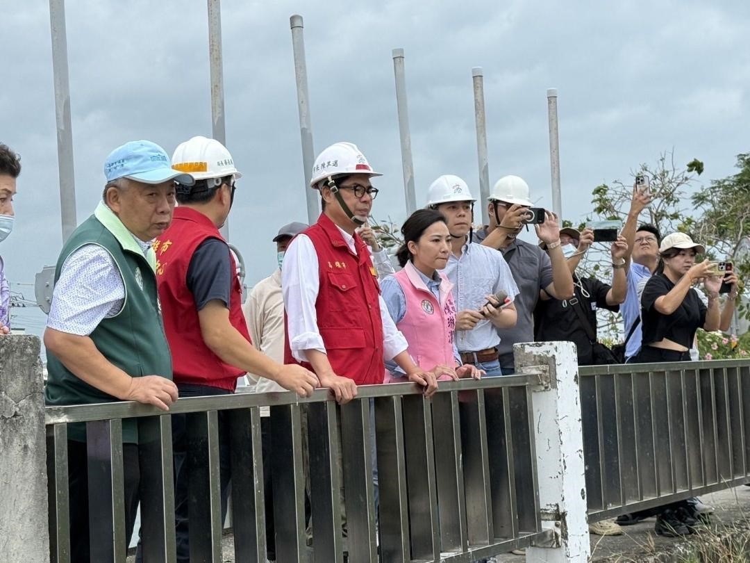 鳳凰颱風逼近 陳其邁責成水利局、環保局及各區公所強化防汛整備降低災損