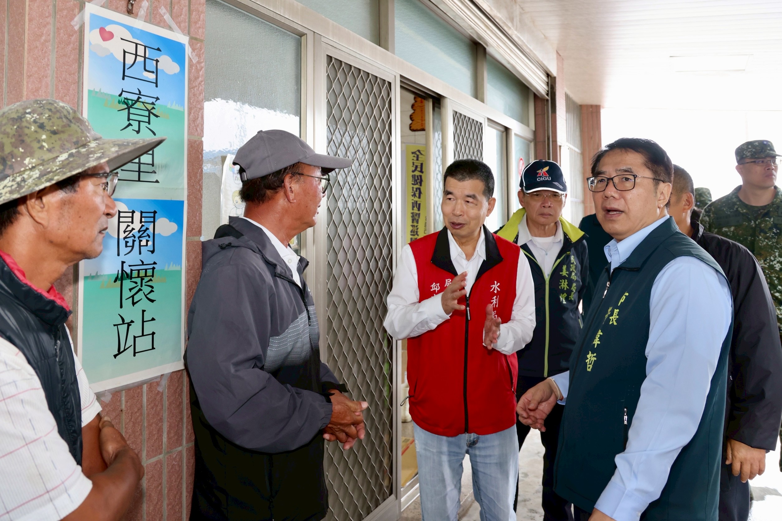 擔憂鳳凰颱風影響 黃偉哲今早馬不停蹄視察北門、將軍、七股復建情況