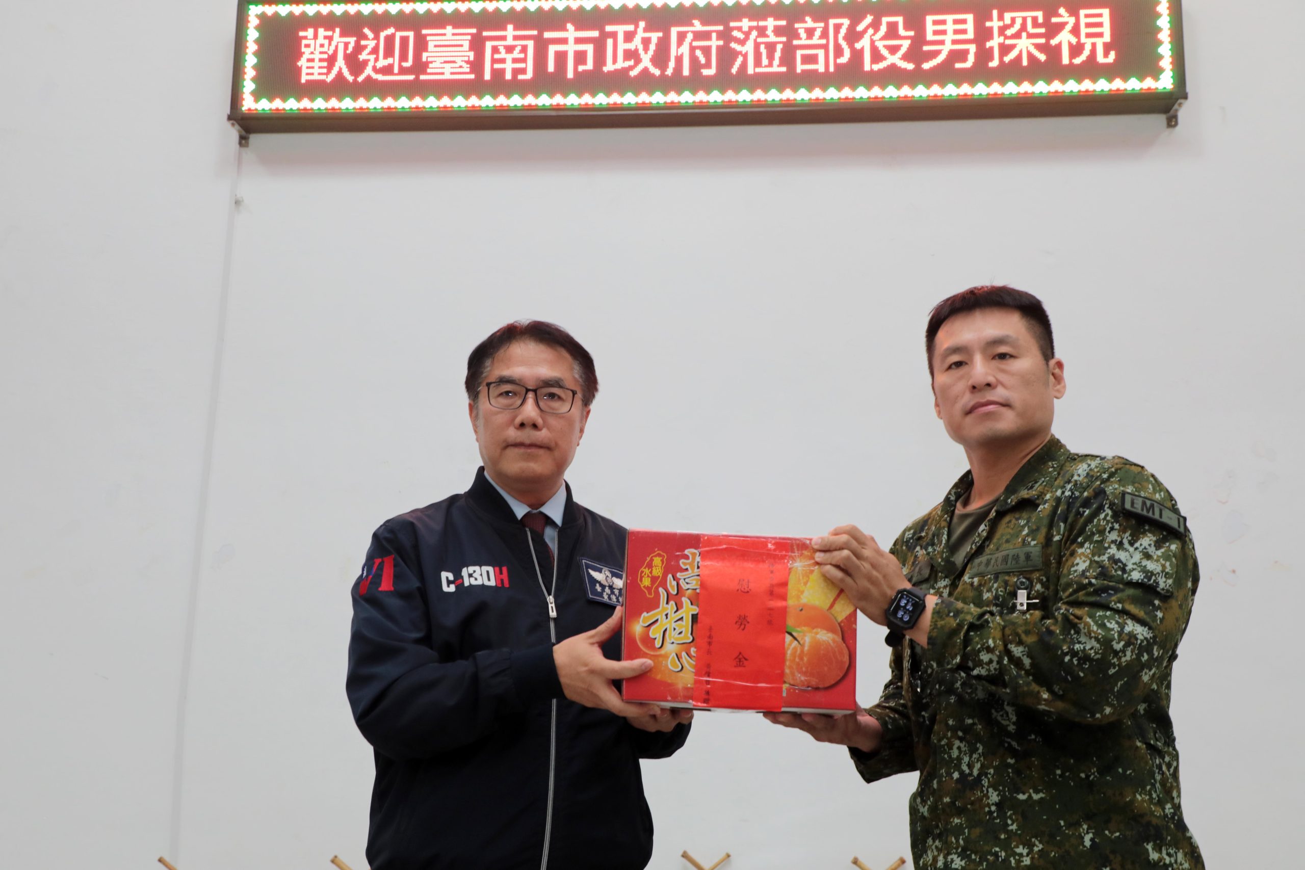 黃偉哲前往陸軍步兵137旅 送慰勞金、炸雞與飲料慰勉接受新訓市籍役男