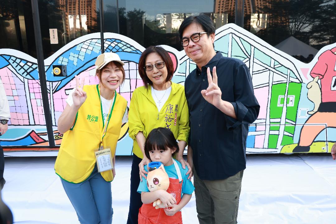 台灣首創兒少彩繪輕軌列車啟動 陳其邁：持續推動高雄成為兒少友善城市
