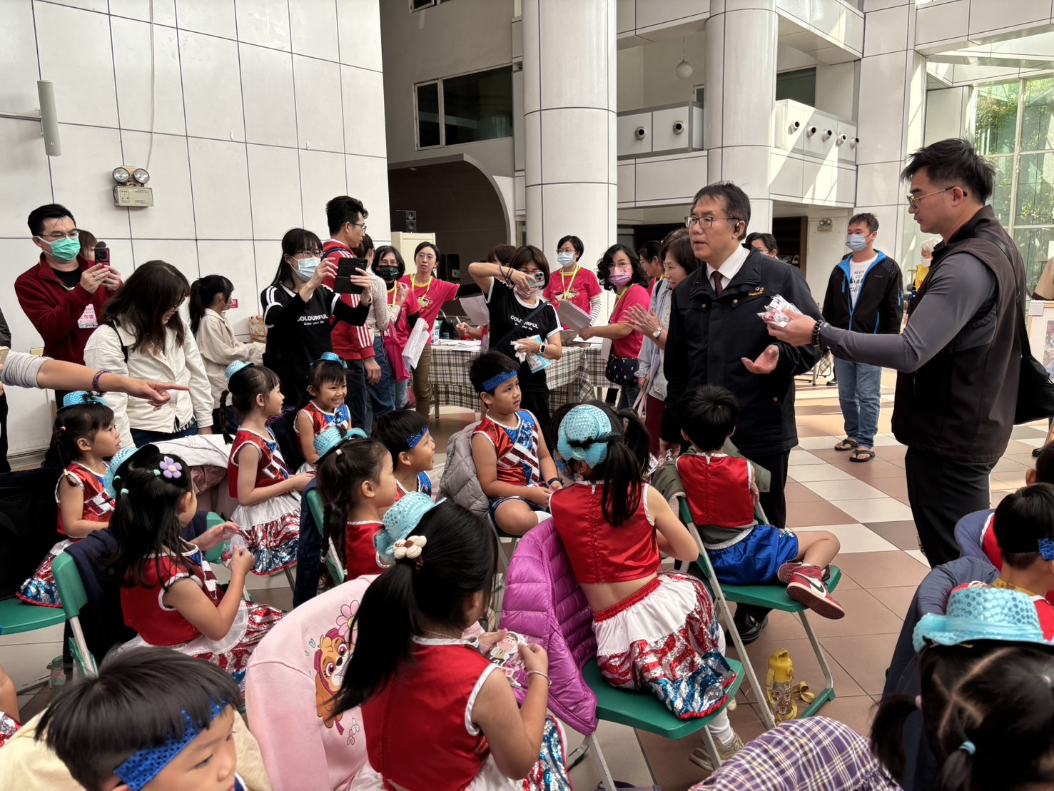 表揚家庭教育輔導考核特優學校與學生 黃偉哲盼攜手溫馨家庭陪伴孩子成長