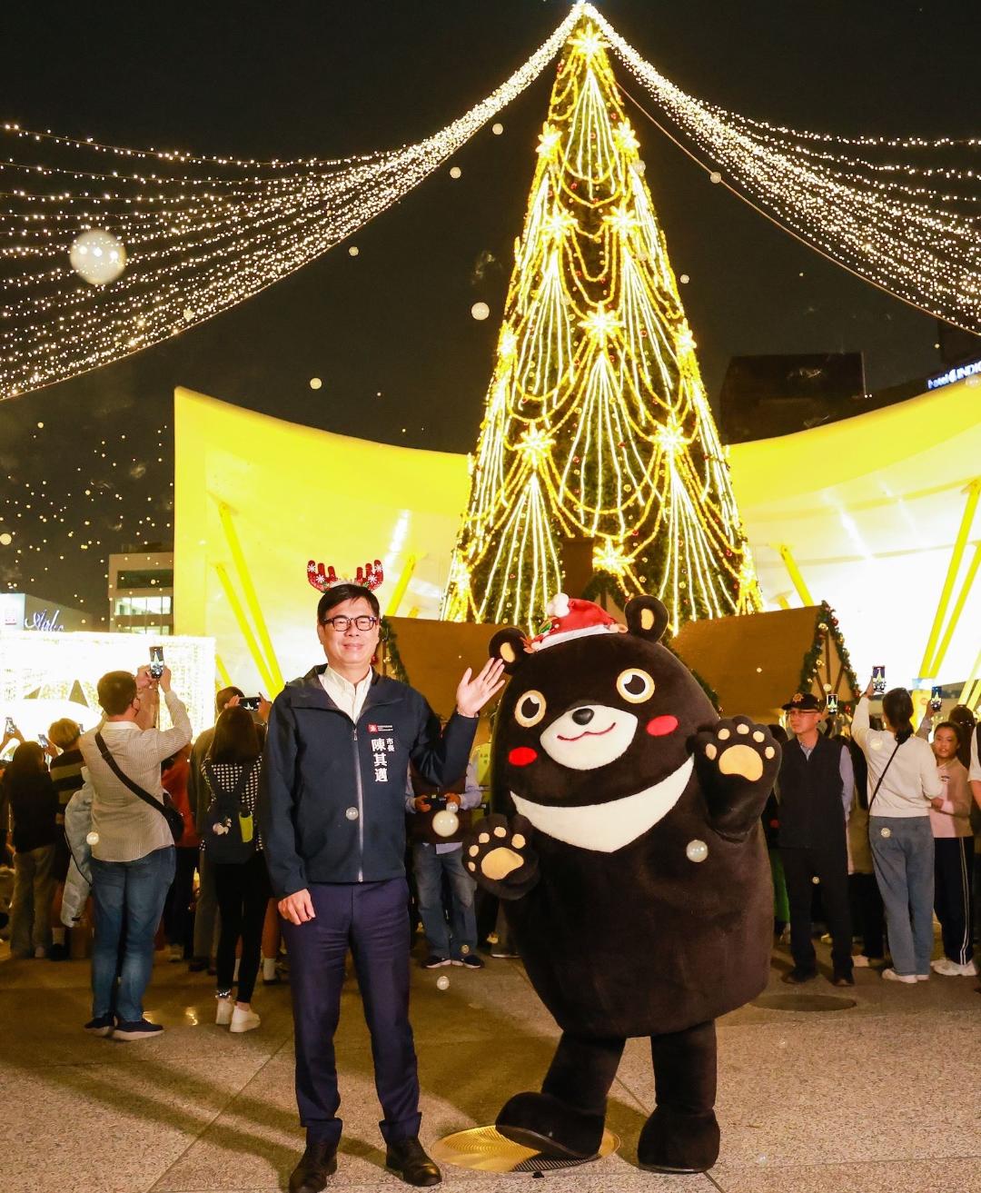 陳其邁點亮「永恆星冠」聖誕樹 高雄聖誕生活節即起登場至明年1月4日