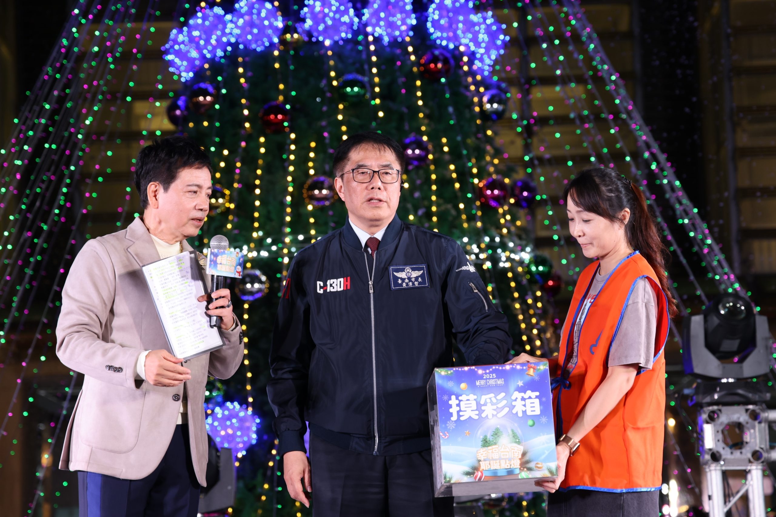 幸福台南．耶誕點燈 黃偉哲點亮民治市民廣場耶誕樹 宣告耶誕節即將來臨