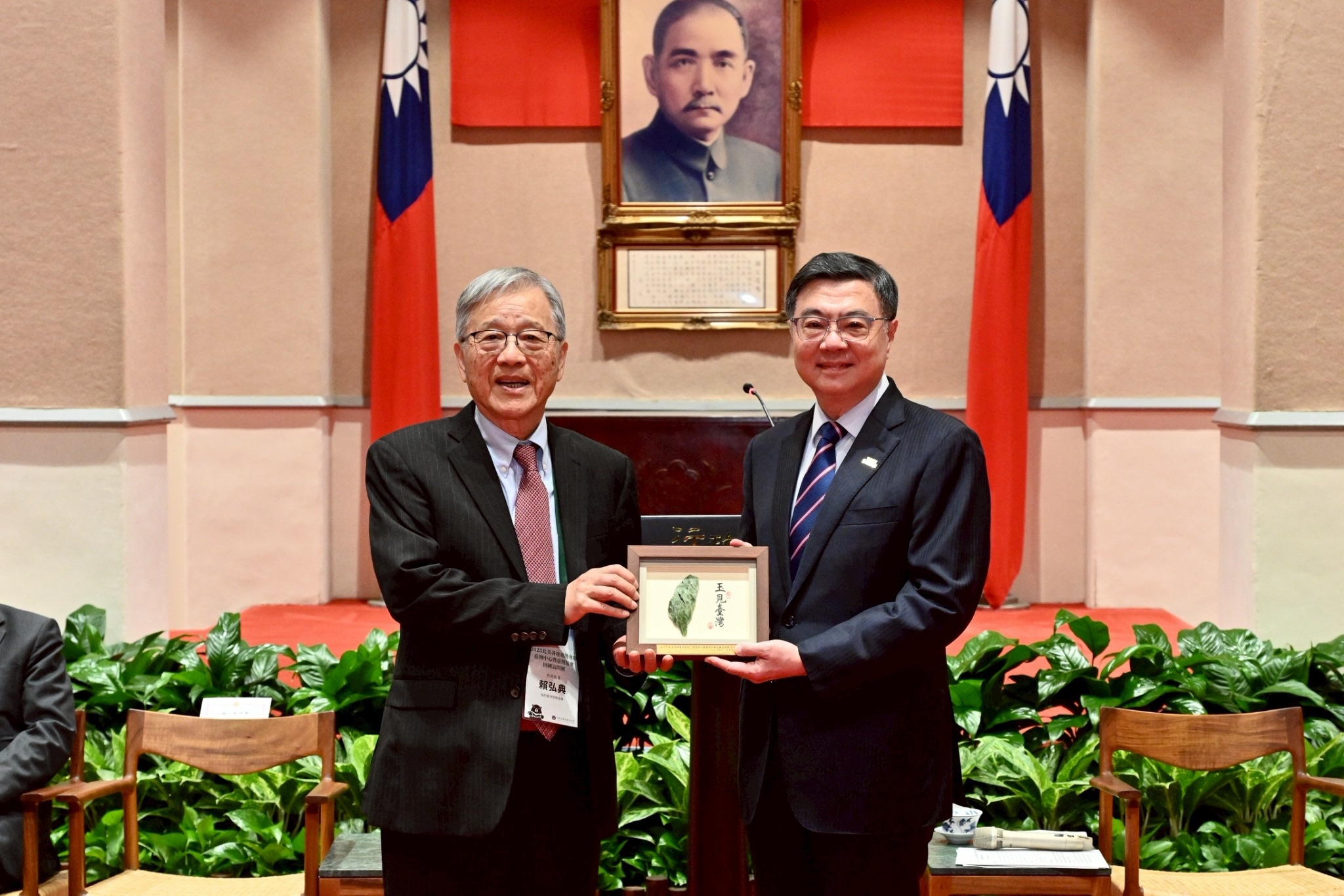 接見北美各地台灣僑社回國訪問團 卓揆籲團結一致 共同維護國家穩健發