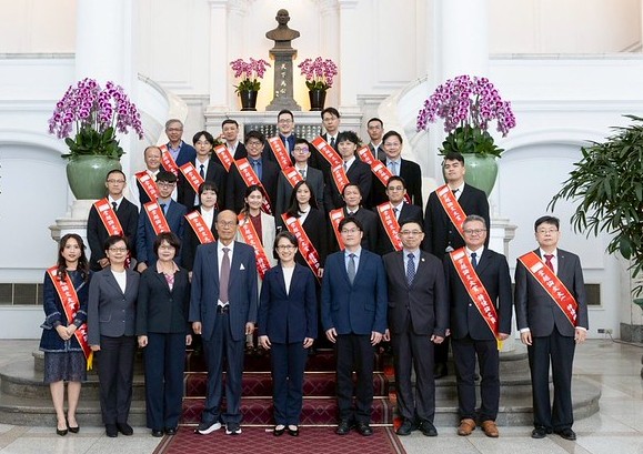 蕭副總統接見崇越論文得獎者 肯定發揮關鍵角色 盼為全球性問題尋找新方案