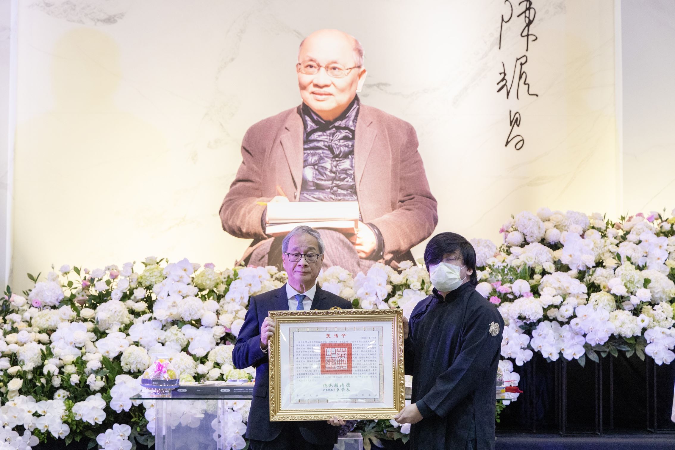 血液腫瘤權威「醫師作家」陳耀昌告別式 文化部長李遠代表頒贈總統褒揚令