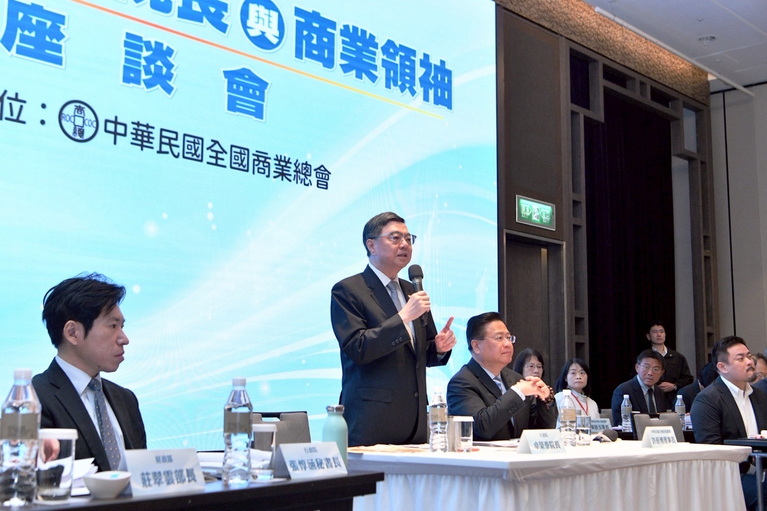 出席商業領袖座談 卓揆：政府在「動盪中平衡 衝突中進步」 為產業提供協助