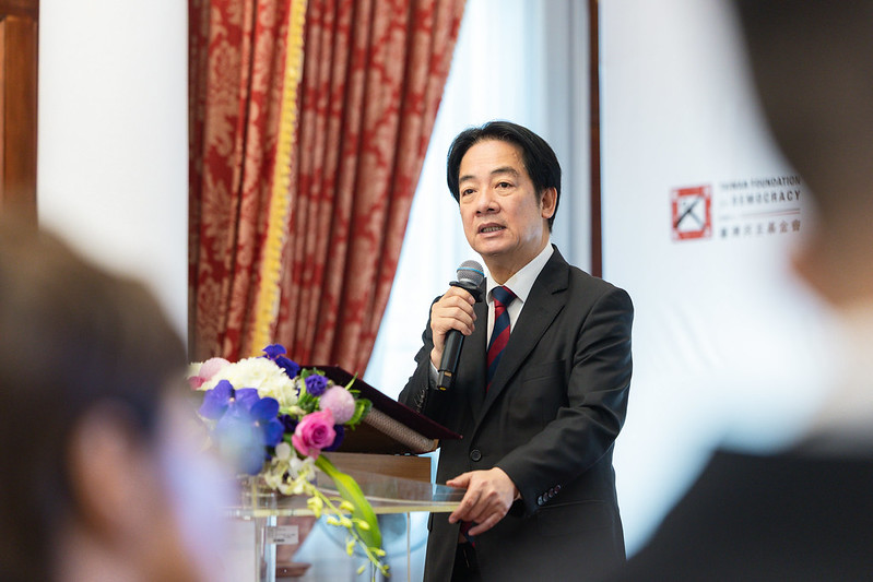 賴總統親頒亞洲民主人權獎 盼團結捍衛普世價值 讓民主光芒持續照亮全世界