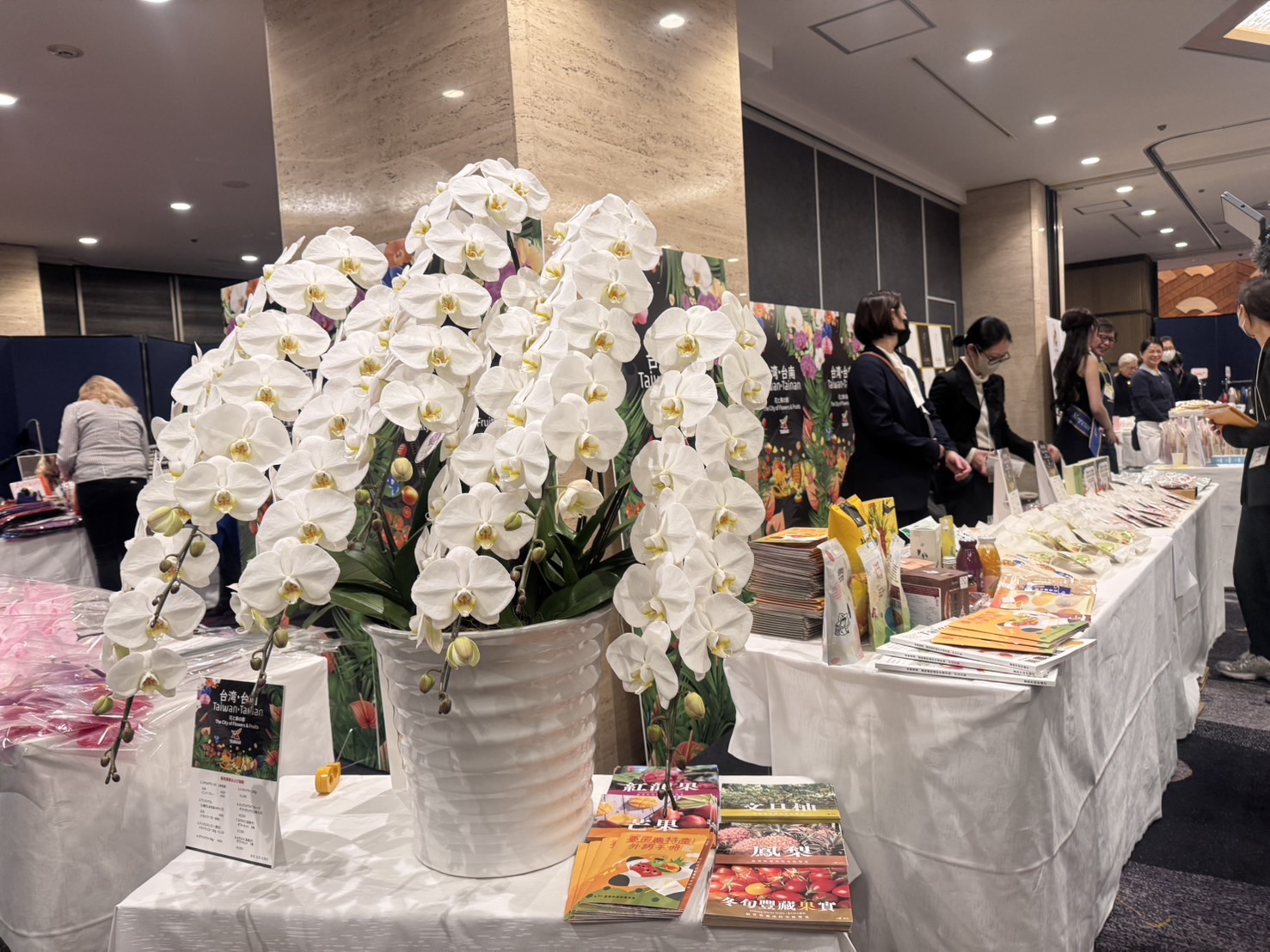 台南花果參展東京國際花道博覽會 蘭花、火鶴優雅登上日本王妃午宴餐桌