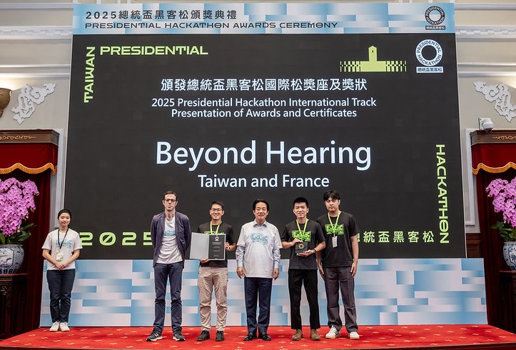 親頒黑客松獎項 賴盼以協作實現淨零願景 攜手打造智慧永續的美好未來