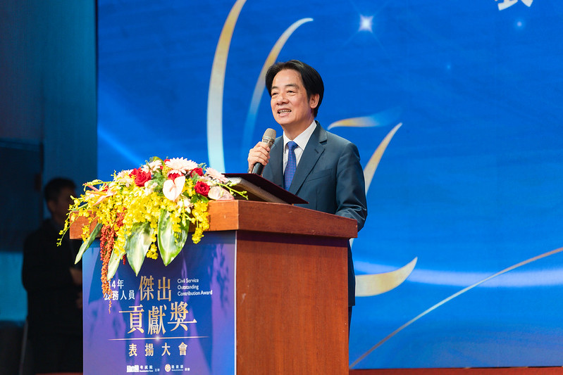 賴總統親頒公務人員傑出貢獻獎 勉守護國家、照顧人民 為台灣打更穩固基礎