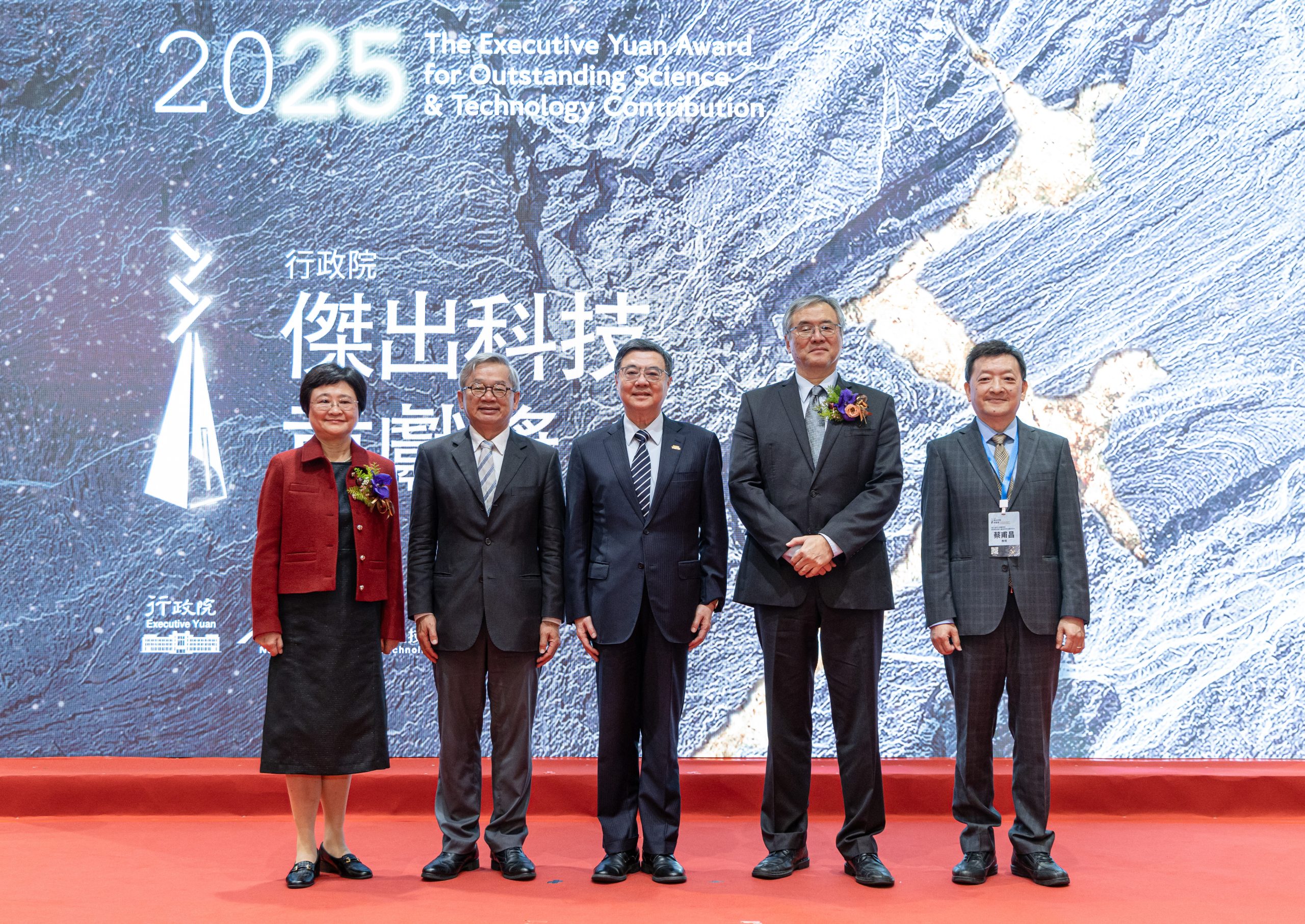 頒發政院傑出科技貢獻獎 卓揆期許「用科技帶動創新 為台灣的明天布局」