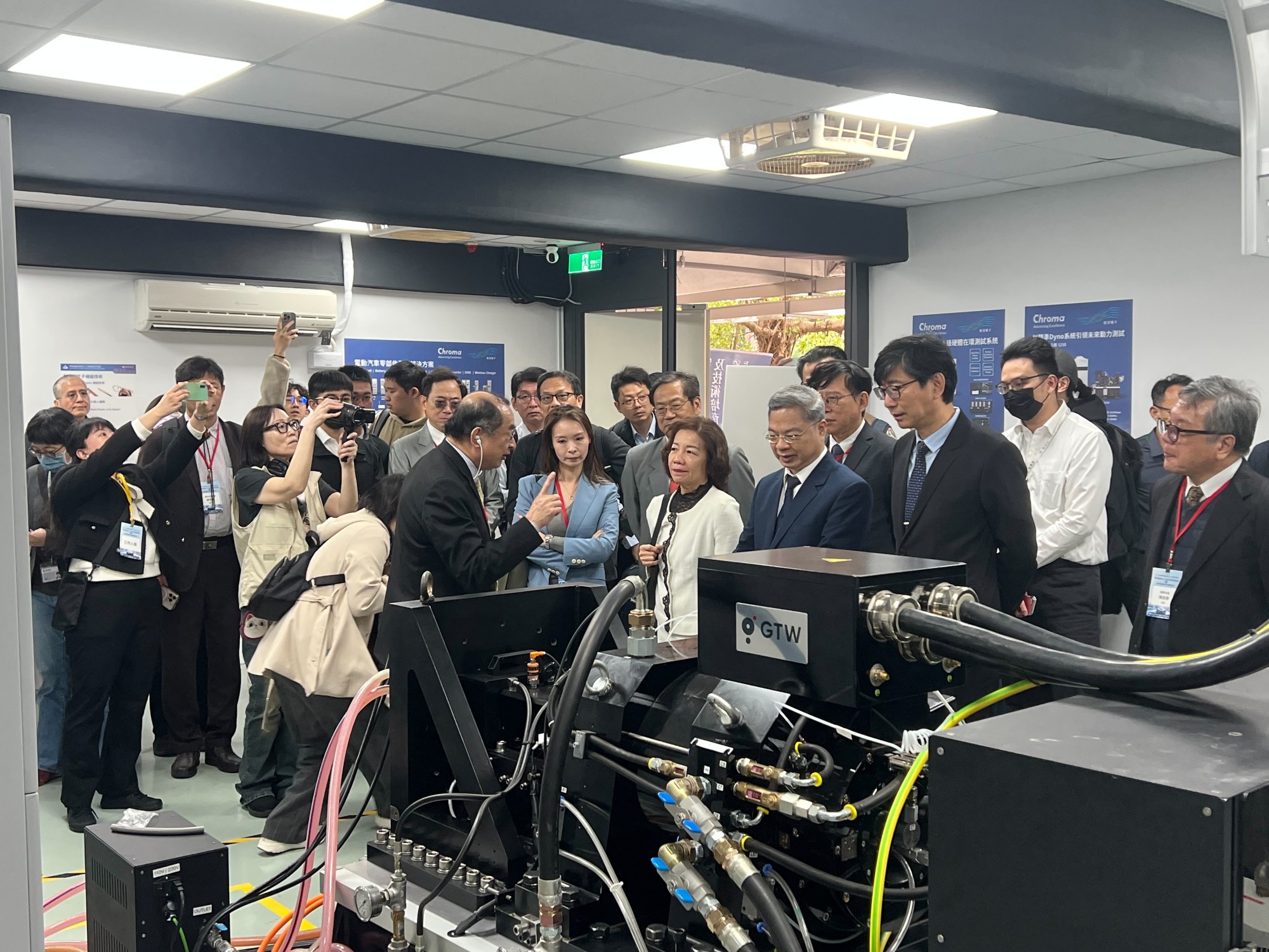 打造電動車產業人才國家隊 臺科大「智慧電動車人才及技術培育基地」揭牌