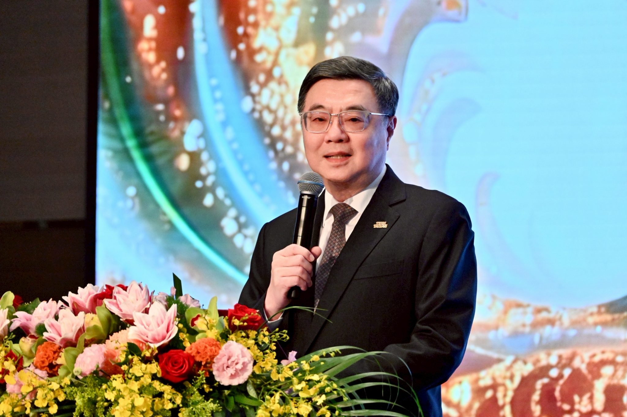 頒獎表揚鳳凰獎楷模 卓揆：編列285億充實裝備 全力守護消防同仁執勤安全