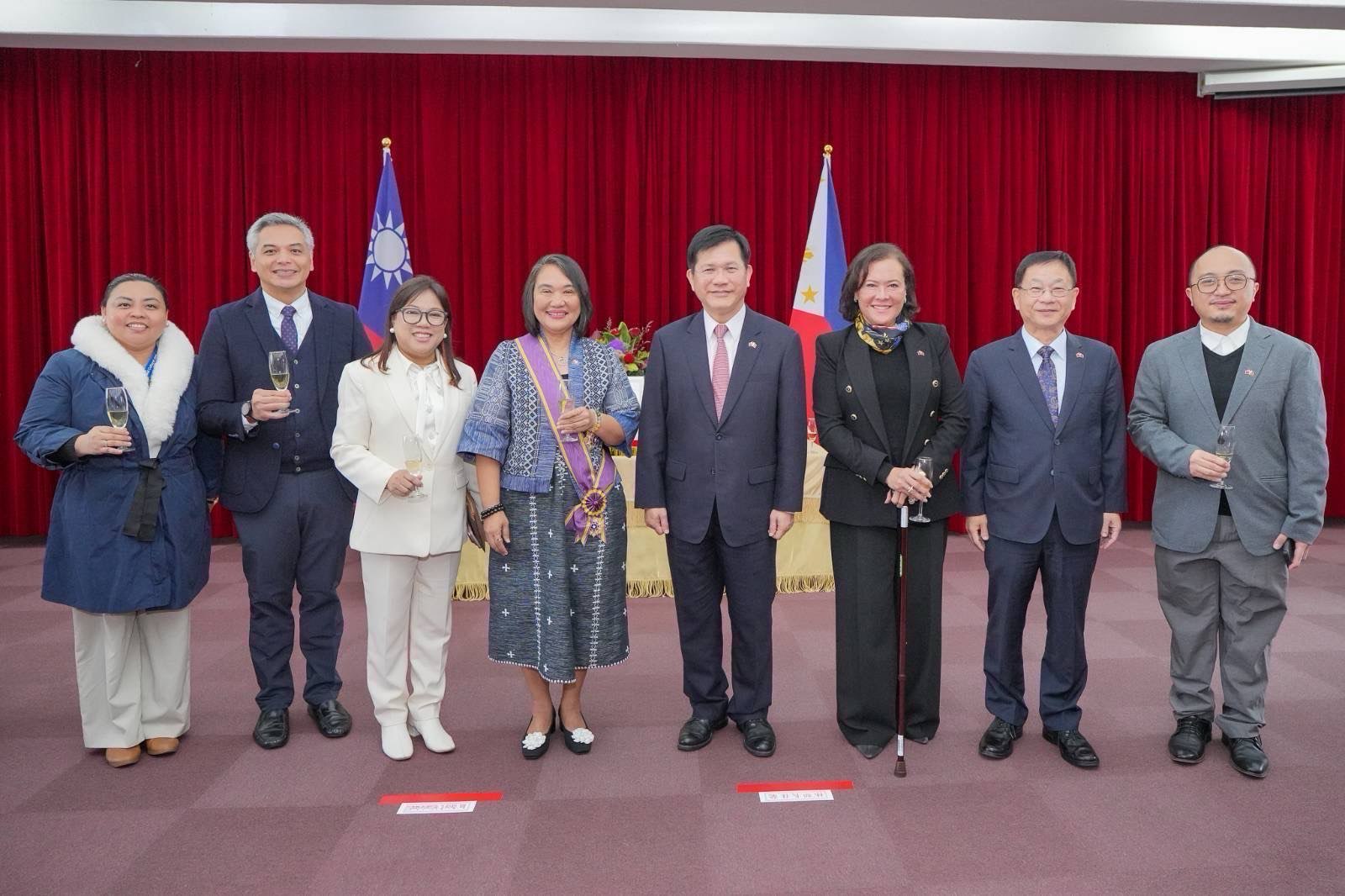 林佳龍贈勳馬尼拉經濟文化辦事處前主席葛若菲 表彰其對深化台菲合作的貢獻