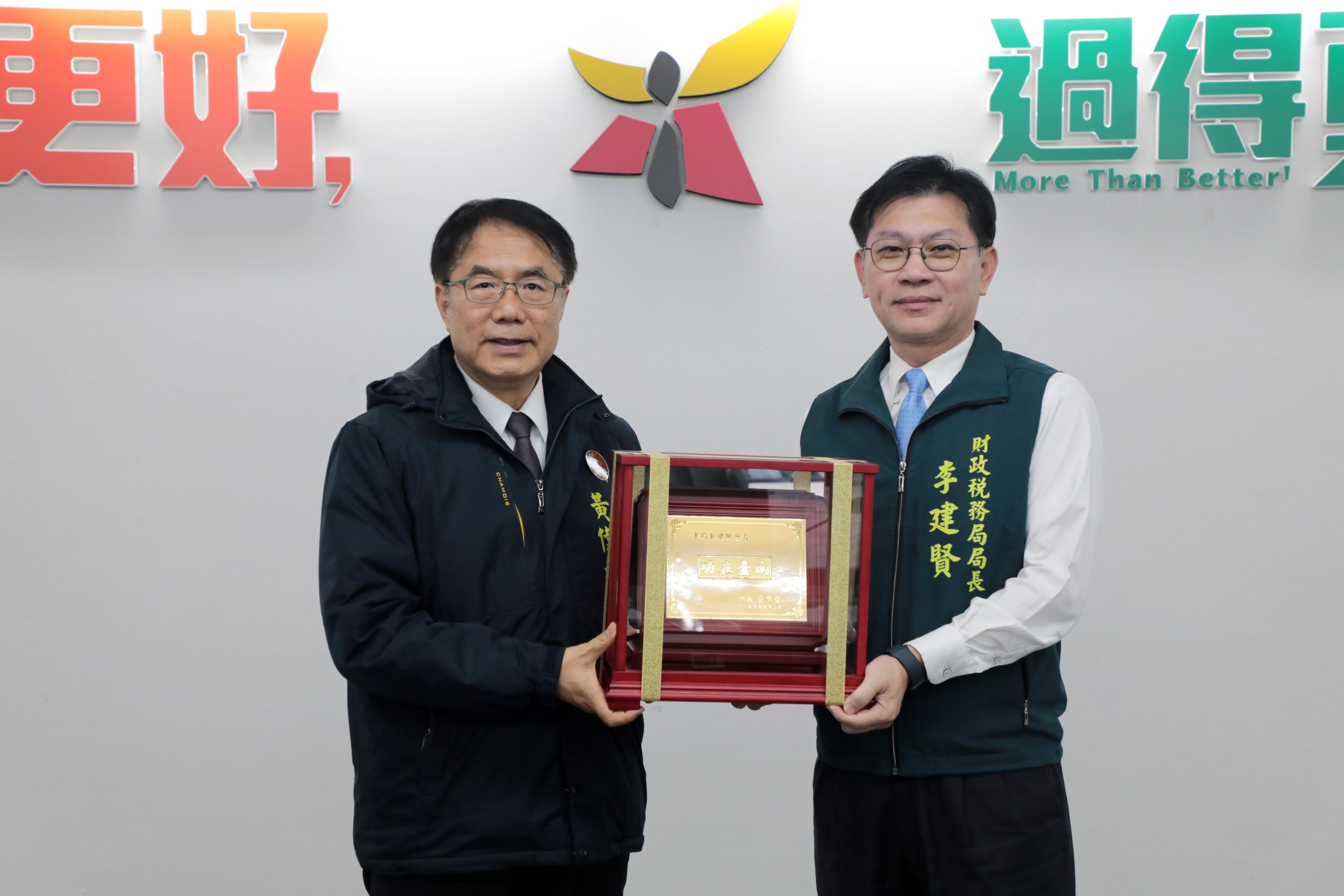 南市府財稅局長李建賢辭任 黃偉哲頒贈紀念牌感謝其任職期間的付出與貢獻