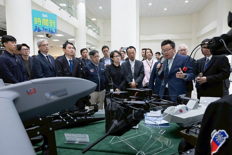 訪視亞創中心無人機國家隊 蕭副總統：產製及採購需達百分之百非紅供應鏈