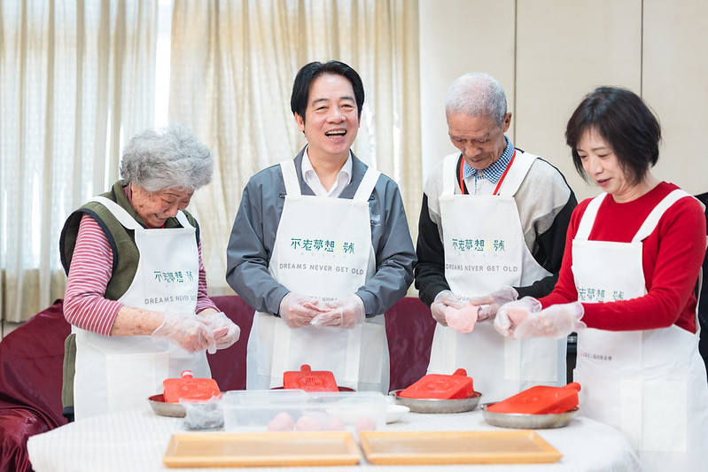 出席弘道基金會「陪伴獨居長輩圍爐」 賴總統籲大家關心弱勢讓社會更溫暖