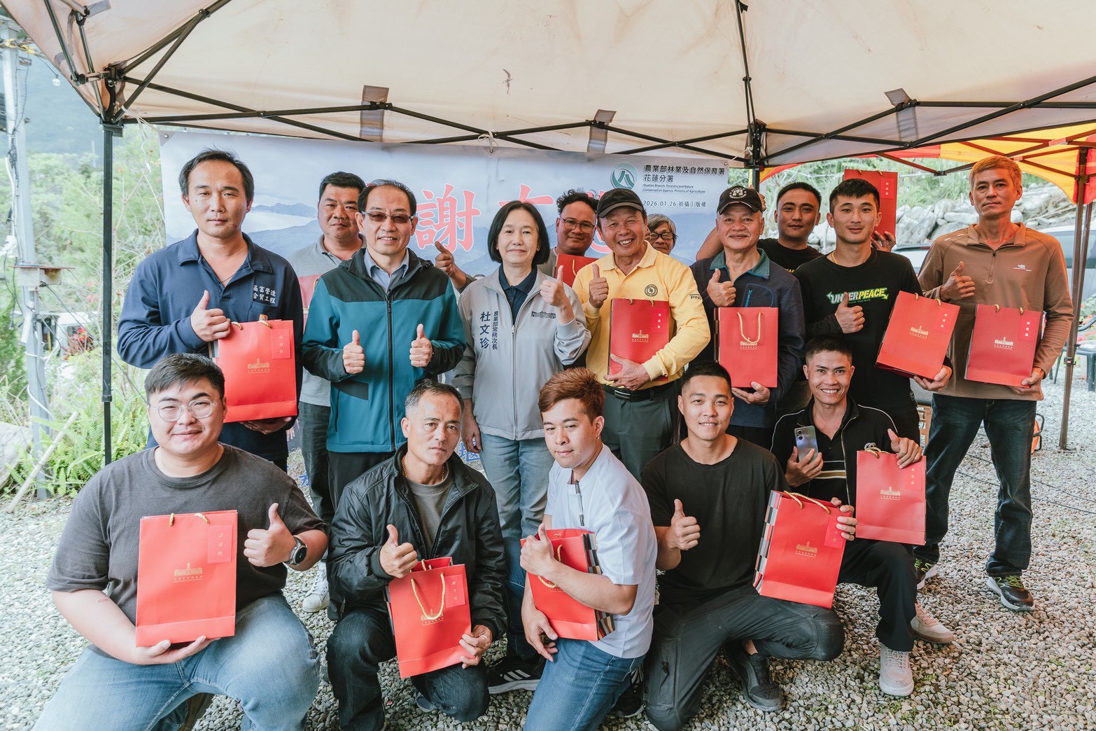 馬太鞍溪堰塞湖降挖完成階段性任務 賴總統致贈禮物表達對工程人員的肯定