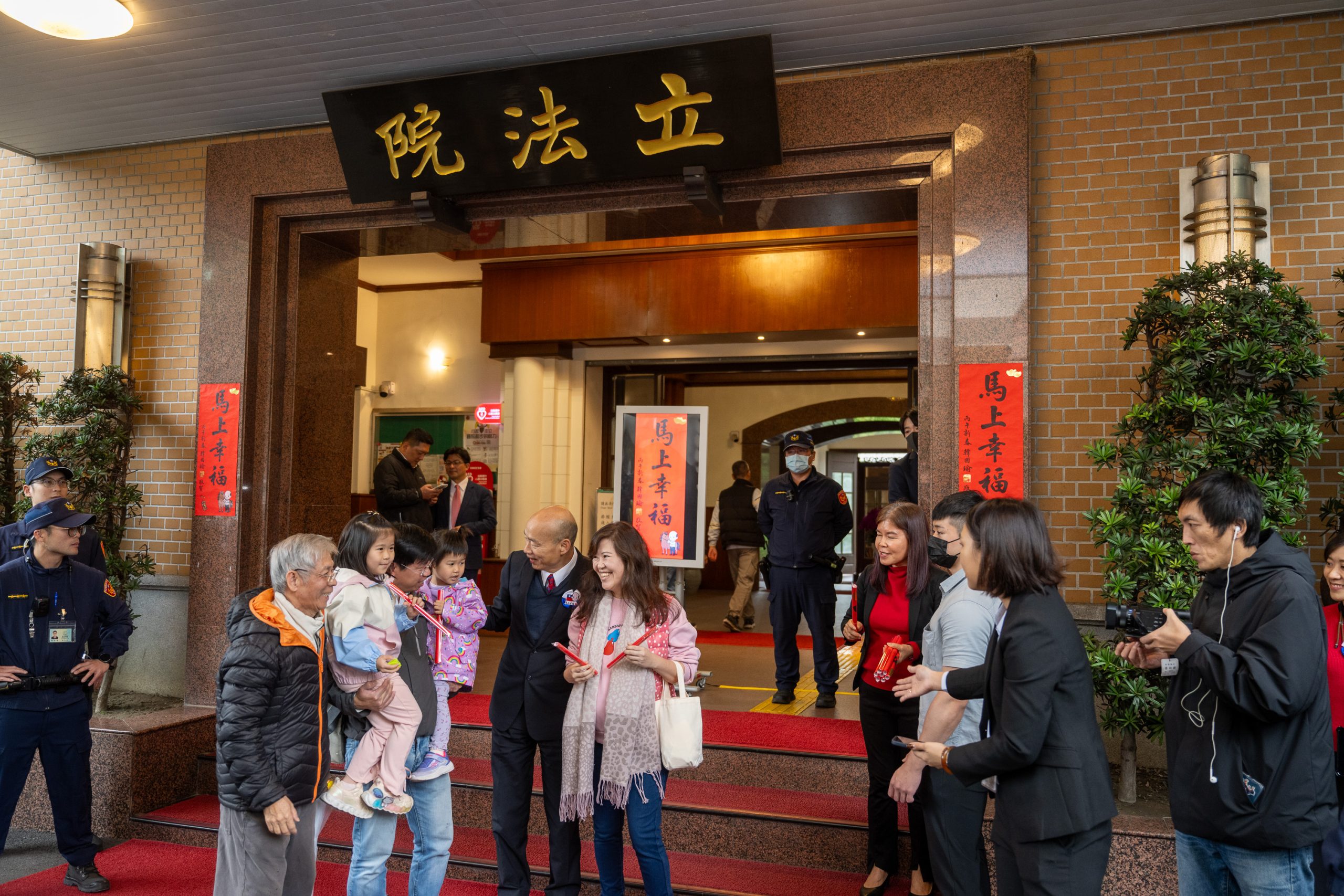 韓國瑜發放立法院馬年限定版「馬上幸福」春聯 期待帶給大家幸福平安的一年