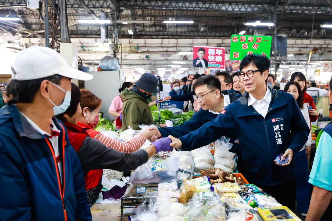 關心春節前農產品供應情形 陳其邁清晨巡訪鳳山、高雄果菜批發市場拜早年