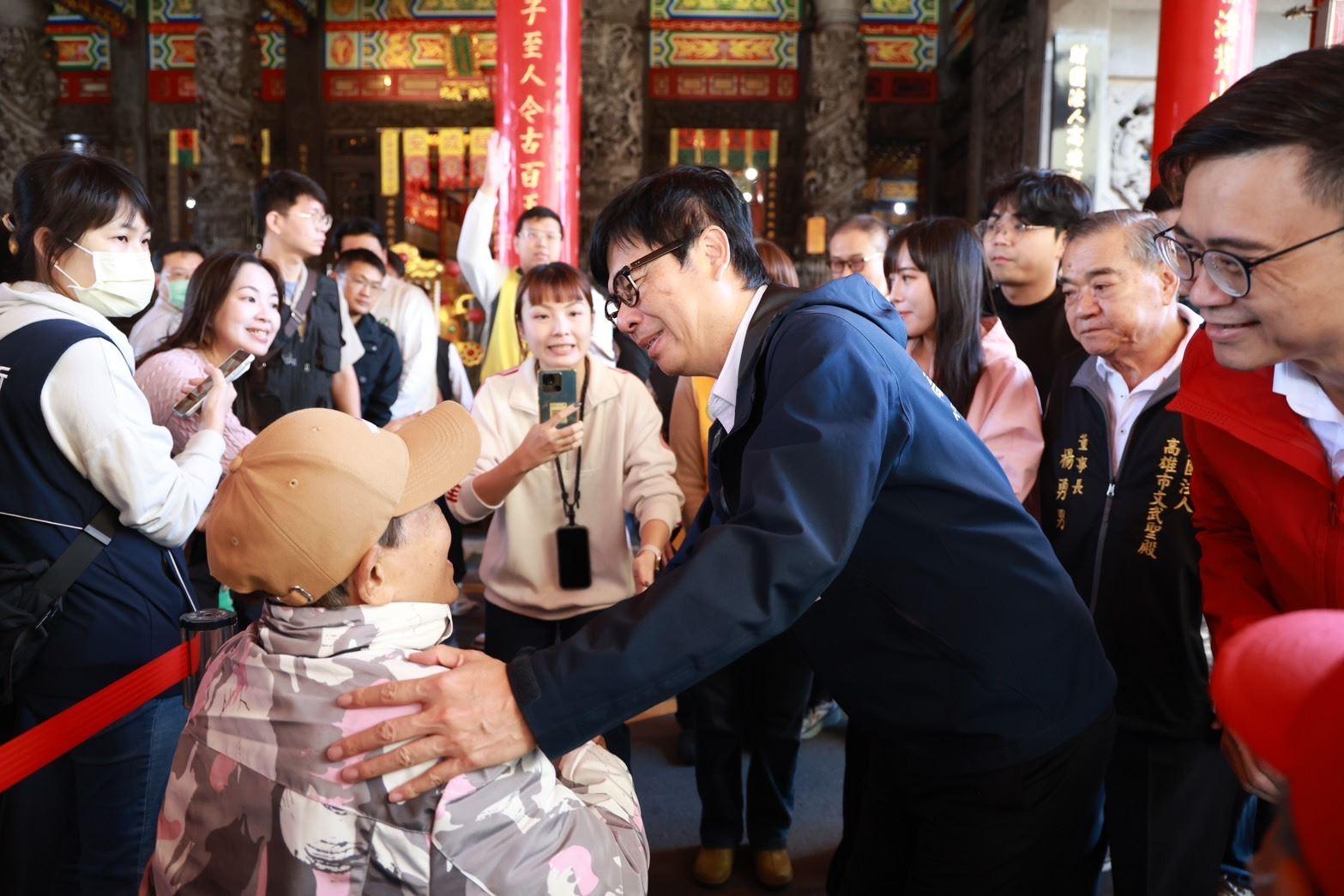 陳其邁展開新春祈福行程 傳遞新年祝福 民眾熱情帶超人力霸王公仔合照