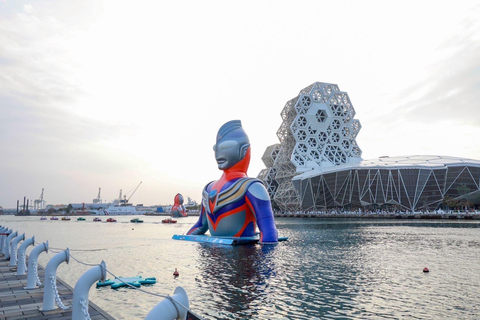 「超人力霸王」帥氣降臨愛河灣 陳其邁宣布「高雄冬日遊樂園」熱鬧開園