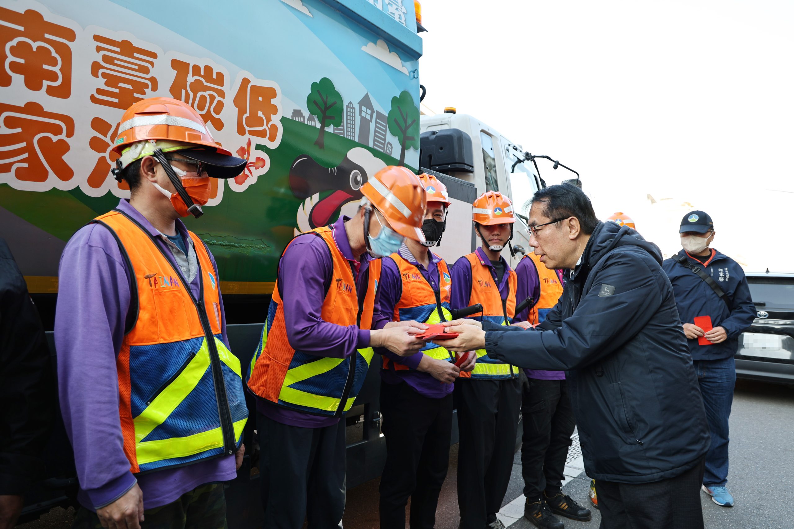 黃偉哲、姜淋煌春節前分頭慰勞清潔隊員 感謝堅守崗位辛勞付出守護市容