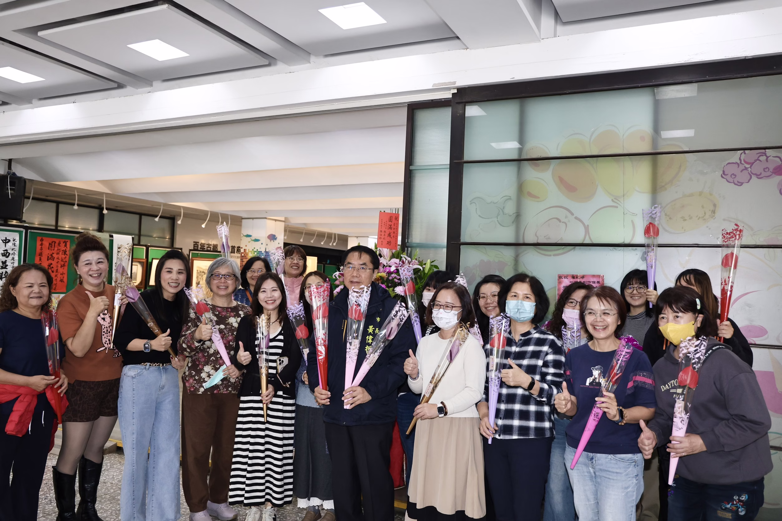 2026婦女節將至 黃偉哲贈送火鶴花給女性洽公民眾 祝福所有婦女健康快樂